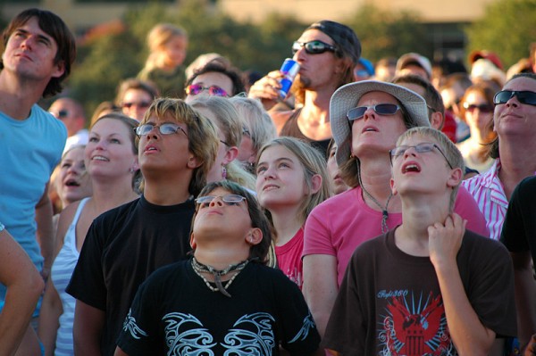 crowd-looking-up-600x399